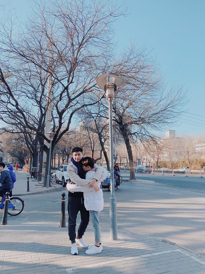 Theo như chia sẻ của Hoàng Quân cả hai đã về một nhà, họ thường xuyên đăng tải nhiều hình ảnh hạnh phúc lên trang cá nhân khiến dân tình trầm trồ ngưỡng mộ.