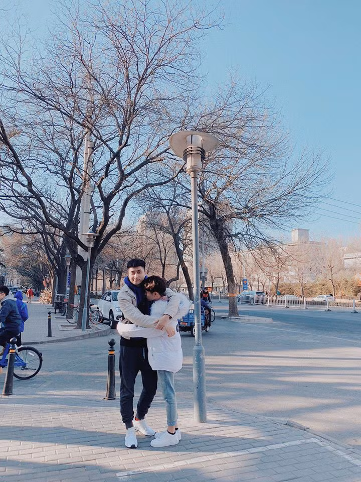 Theo như chia sẻ của Hoàng Quân cả hai đã về một nhà, họ thường xuyên đăng tải nhiều hình ảnh hạnh phúc lên trang cá nhân khiến dân tình trầm trồ ngưỡng mộ.