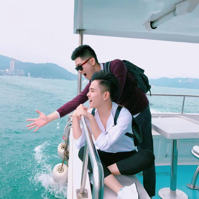 Với những tình cảm họ dành cho nhau quá đỗi dễ thương nên cặp đôi càng được chú ý, dân mạng yêu thích và gọi là ”cặp đôi đồng tính dễ thương nhất Việt Nam”.