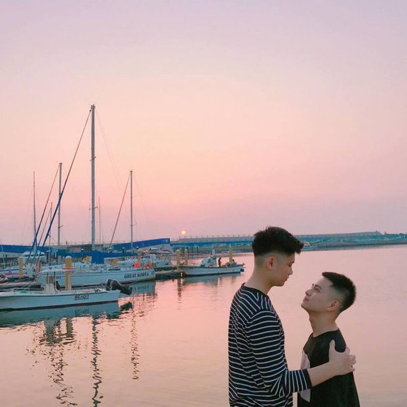 Tòng tên thật là Thái Bình Dương, sinh năm 1992; còn Fệ là Nguyễn Hoàng Quân, sinh năm 1995. Hai chàng trai này đều sở hữu ngoại hình ưa nhìn, sáng sủa.