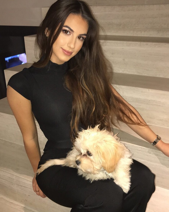 Xinh đẹp, nổi tiếng song từ trước tới nay cô gái 23 tuổi chưa từng để lộ mối quan hệ tình cảm với ai. Tại trang cá nhân, Sophia thường xuyên khoe ảnh thân thiết bên cún cưng.