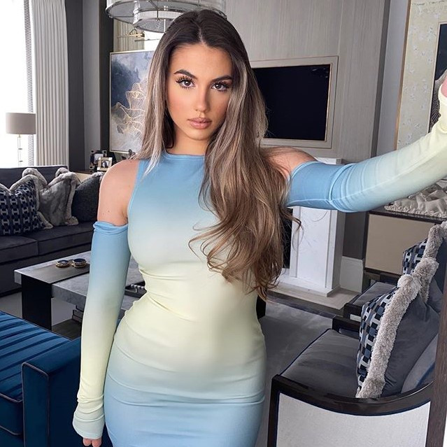 Khi còn là học sinh phổ thông, Sophia từng làm thêm giờ với vị trí nhân viên bán hàng tại Hollister. Cô chuyển tới London để theo học đại học và nhanh chóng bén duyên với nghề người mẫu nội y.