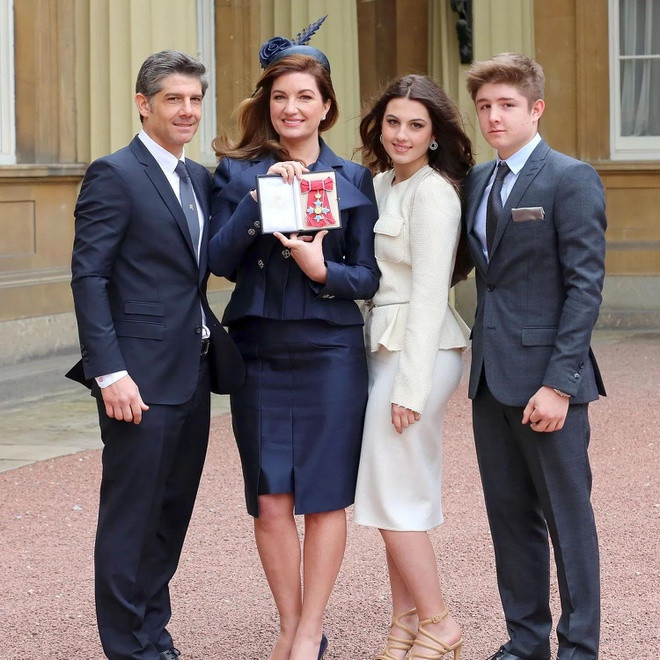 Sophia là con gái của nữ triệu phú Karren Brady (sinh năm 1969) - một chính trị gia, nhà báo, tiểu thuyết gia và là cựu giám đốc điều hành CLB bóng đá Birmingham City. Triệu phú 51 tuổi từng được mệnh danh "người phụ nữ quyền lực nhất giới bóng đá". Cha của rich kid Anh là cựu cầu thủ Paul Peschisolido. Ông từng chơi cho Birmingham City trong 2 mùa giải (1992-93 và 1993-94). Cô nàng có em trai tên Paolo Peschisolido.