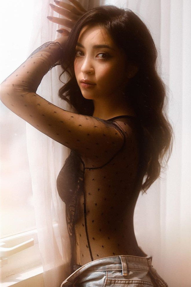 Diện áo ren xuyên thấu để cô nàng có thể khoe được vòng eo con kiến của mình.