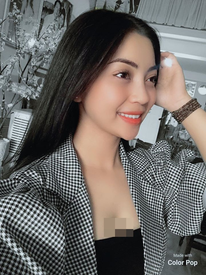 Trên trang cá nhân của mình, cô nàng thường xuyên update trạng thái vui vẻ và những bức hình tươi vui tràn đầy sức sống. Hơn thế nữa, dân mạng nhận ra hot girl này đã có sự lột xác không hề nhẹ cả về vóc dáng lẫn phong cách thời trang sau mối tình cũ này.