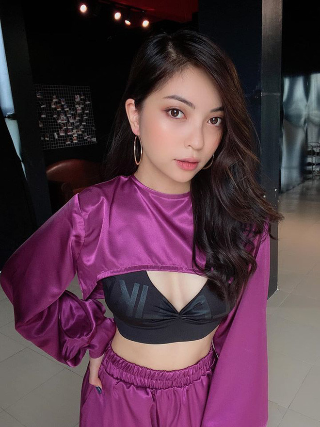 Cô nàng cũng rất biết cách trang điểm dù rất nhẹ nhưng vẫn nhấn nhá để tôn lên đường nét trên khuôn mặt mình.