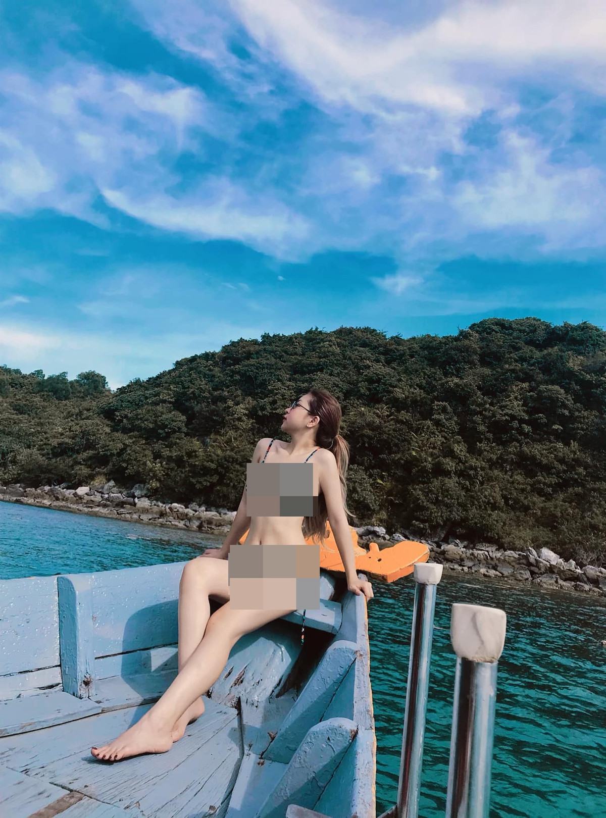 Cô nàng còn khoe dáng với bikini và thân hình nuột nà.