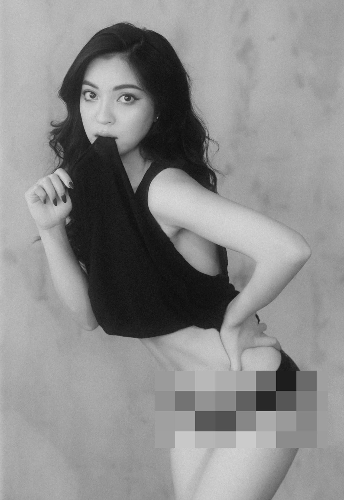 Mới đây, Nhật Lê đã đăng tải một vài hình ảnh diện đồ nửa kín nửa hở để nâng tầm gợi cảm của mình lên một nấc mới, không chỉ đơn thuần là đồ bó sát như trước đây.