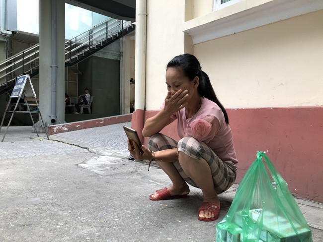 Tài xế GrabBike bị đâm trọng thương: Xót xa cuộc gọi cho vợ trước khi gục ngã - Hình 2 Tai xe GrabBike bi dam trong thuong: Xot xa cuoc goi cho vo truoc khi guc nga-Hinh-2