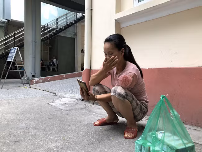 Tai xe GrabBike bi dam trong thuong: Xot xa cuoc goi cho vo truoc khi guc nga-Hinh-2