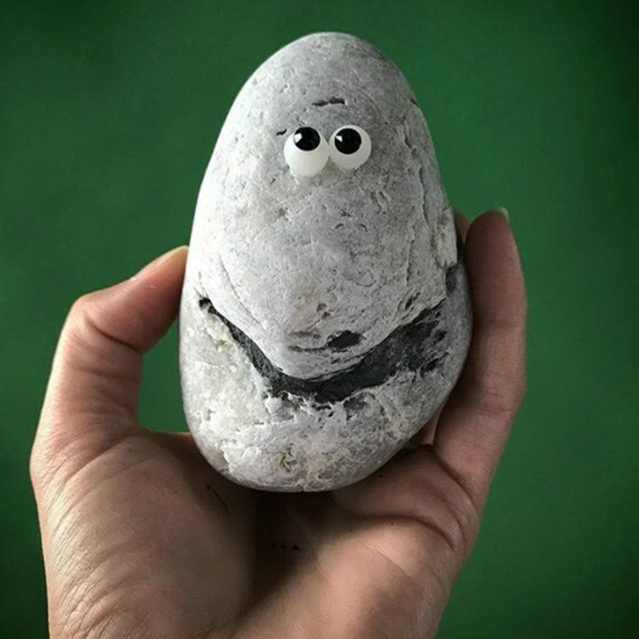 Nhiều người còn gắn phụ kiện như mắt, mũi cho viên đá.