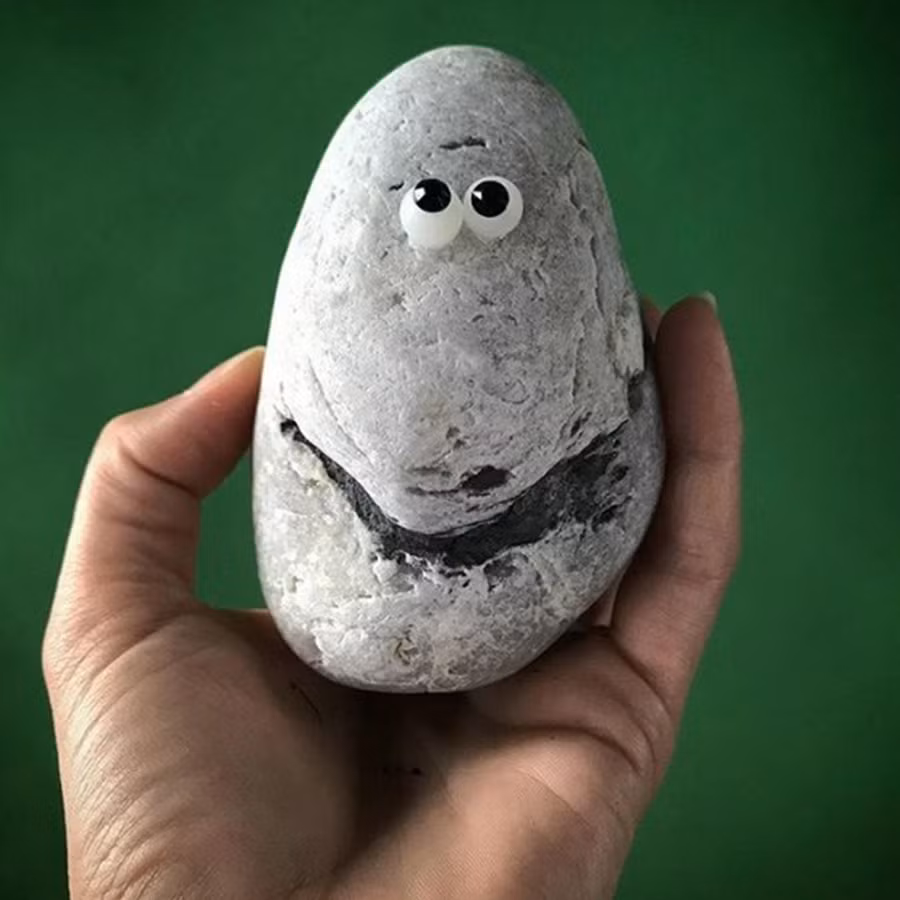 Nhiều người còn gắn phụ kiện như mắt, mũi cho viên đá.