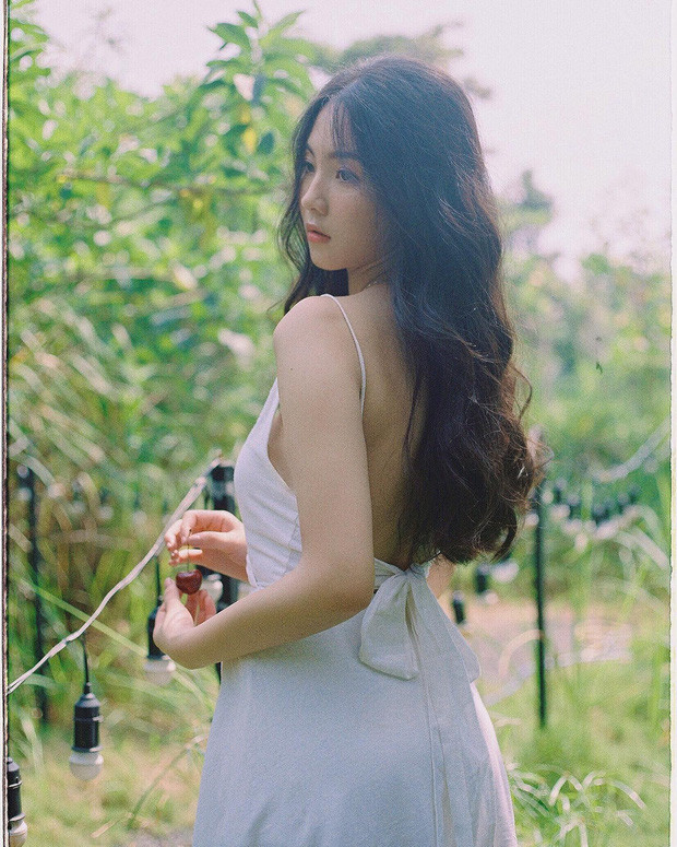 Thủy Tiên sinh năm 2000 sở hữu nét đẹp trong trẻo, mong manh, đúng chuẩn nàng thơ.