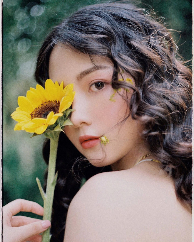 Được biết, hot girl là sinh viên năm 2 của ĐH Kinh Tế - Luật TP.HCM. Trang cá nhân của cô bạn đang có hơn 4 ngàn người theo dõi.