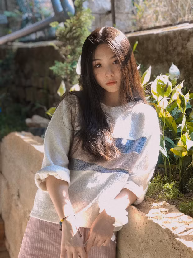 Với vẻ đẹp mộc mạc, giản đơn cùng những hình ảnh gắn liền với trường học, hot girl 10x đã ngay lập tức thu hút biết bao ánh nhìn từ phía cộng đồng mạng.