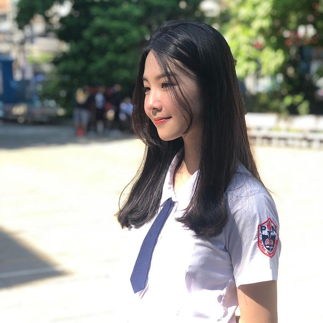 Thủy Tiên sở hữu danh hiệu học sinh giỏi 12 năm liền. Đó cũng là điều đã giúp cô bạn được ưu tiên xét tuyển vào 3 trường đại học khác nhau gồm ĐH Kinh tế - Luật, Học viện Cán bộ và ĐH Tôn Đức Thắng.