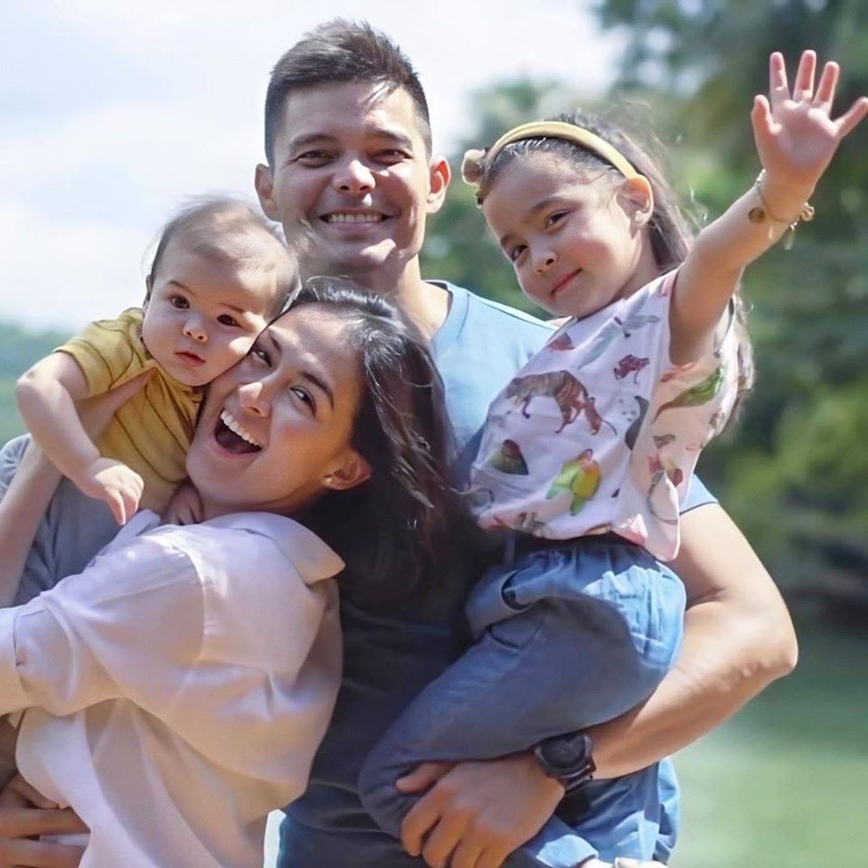 Không chỉ Zia mà ngay cả cậu em trai bé bỏng Ziggy cũng nhận được rất nhiều sự quan tâm, yêu mến từ cộng đồng mạng. Với nhan sắc xinh xắn, dễ thương của cả nhà Marian - Dingdong thì quả thực "không ngoa" khi nói rằng họ chính là gia đình cực phẩm mà bao người ao ước!