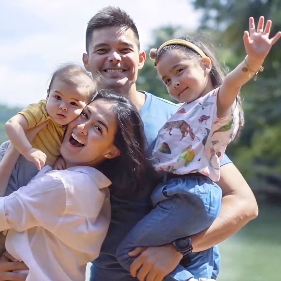 Không chỉ Zia mà ngay cả cậu em trai bé bỏng Ziggy cũng nhận được rất nhiều sự quan tâm, yêu mến từ cộng đồng mạng. Với nhan sắc xinh xắn, dễ thương của cả nhà Marian - Dingdong thì quả thực "không ngoa" khi nói rằng họ chính là gia đình cực phẩm mà bao người ao ước!