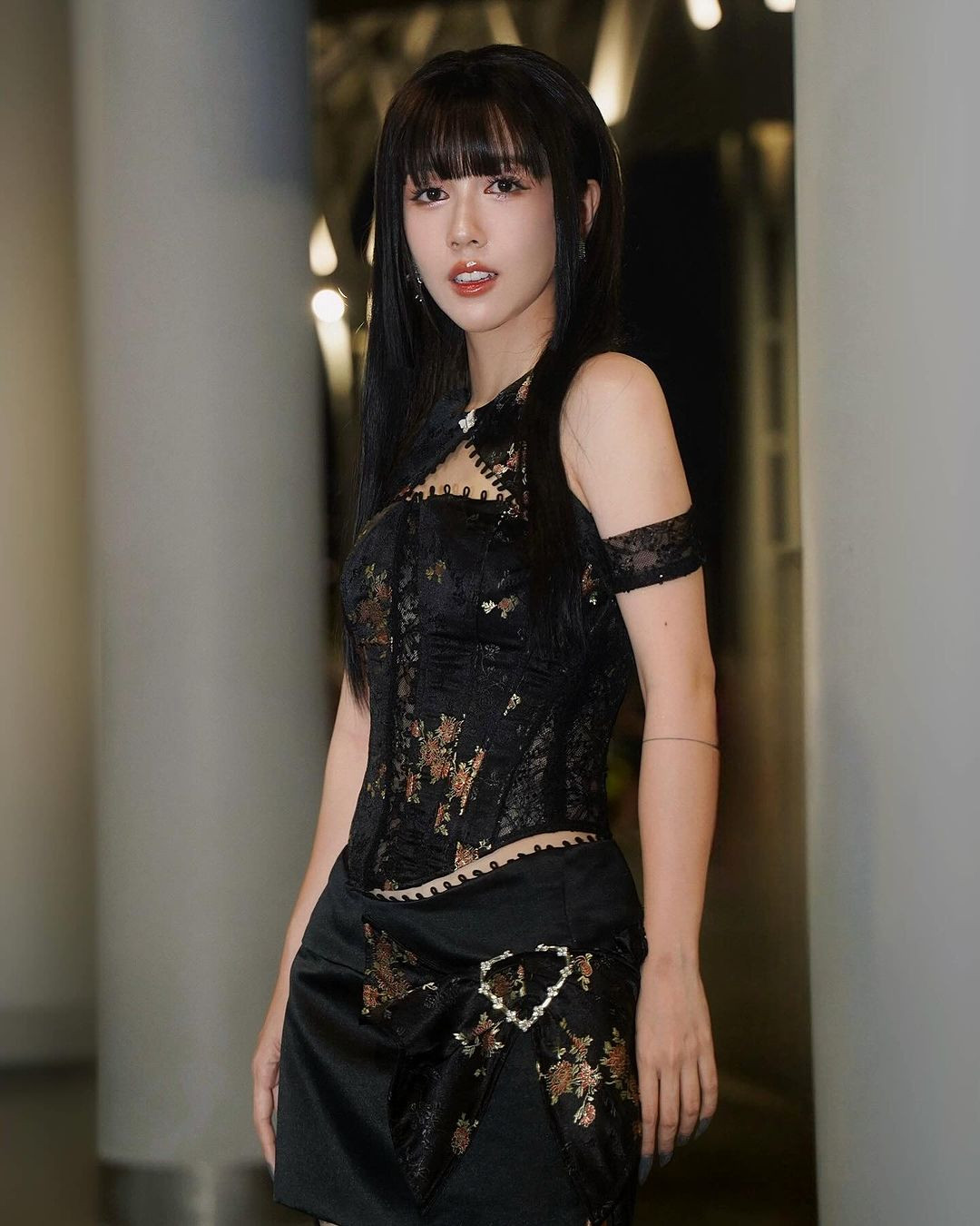 Công việc mới mẻ này chính là lý do mà Hậu Hoàng quyết định thay đổi diện mạo của mình với phong cách thời trang sành điệu và gợi cảm hơn.