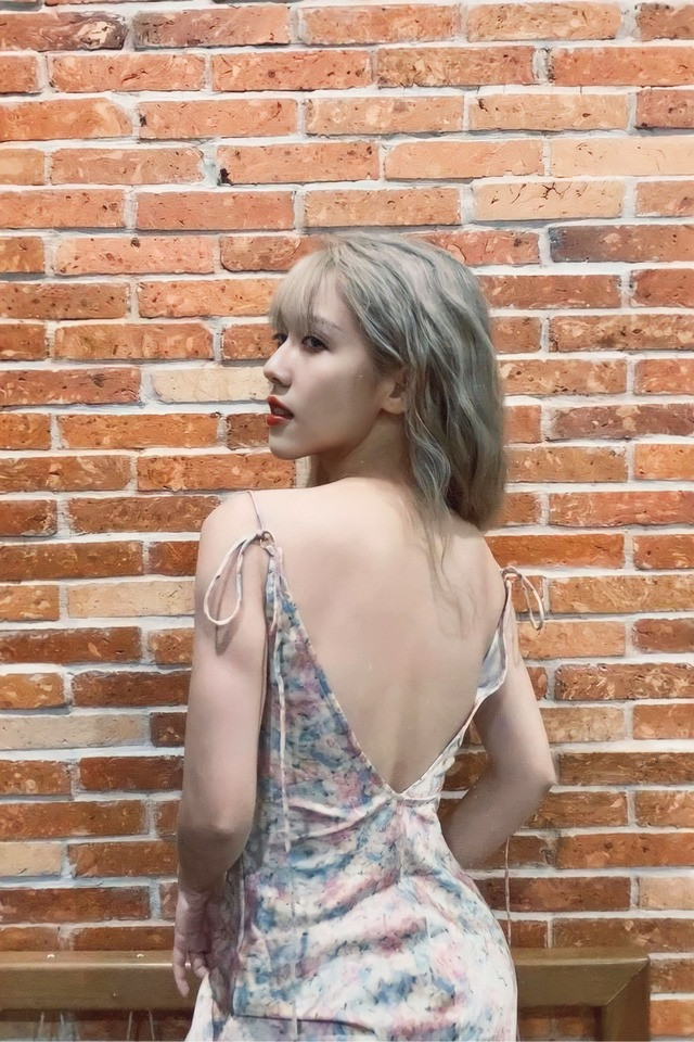 Cô nàng đã không còn ngại ngùng đăng tải những bức ảnh khoa trọn lưng trần lên trang cá nhân.