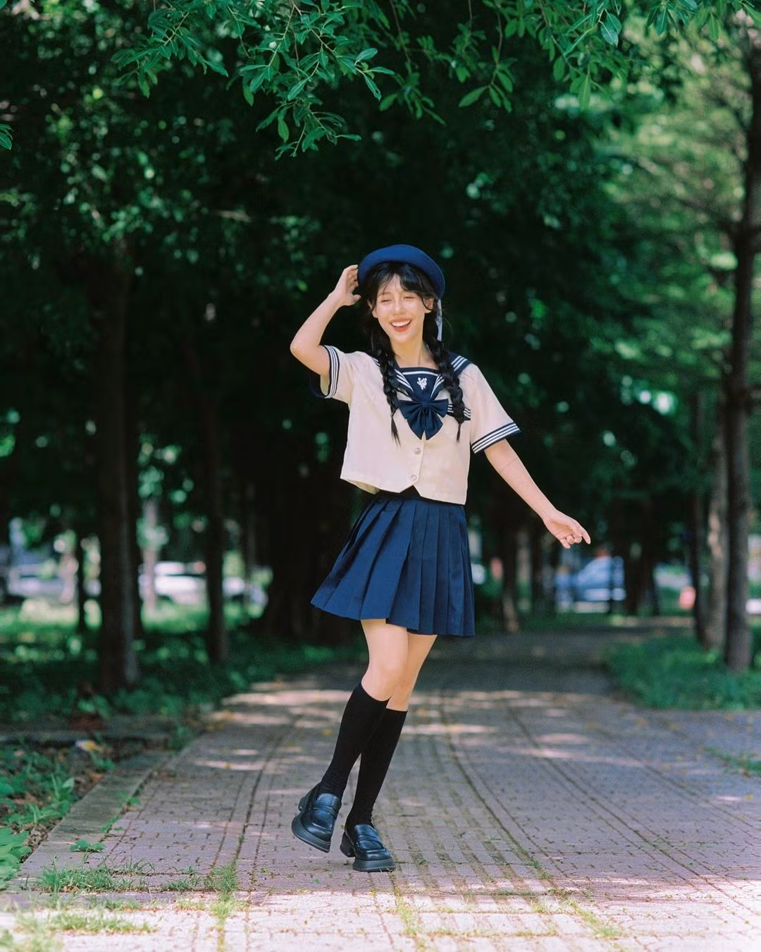 Hậu Hoàng (tên thật Hoàng Thúy Hậu, sinh năm 1995) được biết đến là nhà sáng tạo nội dung nổi tiếng trên mạng. Nhờ sản xuất video hài hước, chế lời từ các bài hát nổi tiếng, cô được khán giả gọi bằng danh xưng "nữ hoàng nhạc chế".