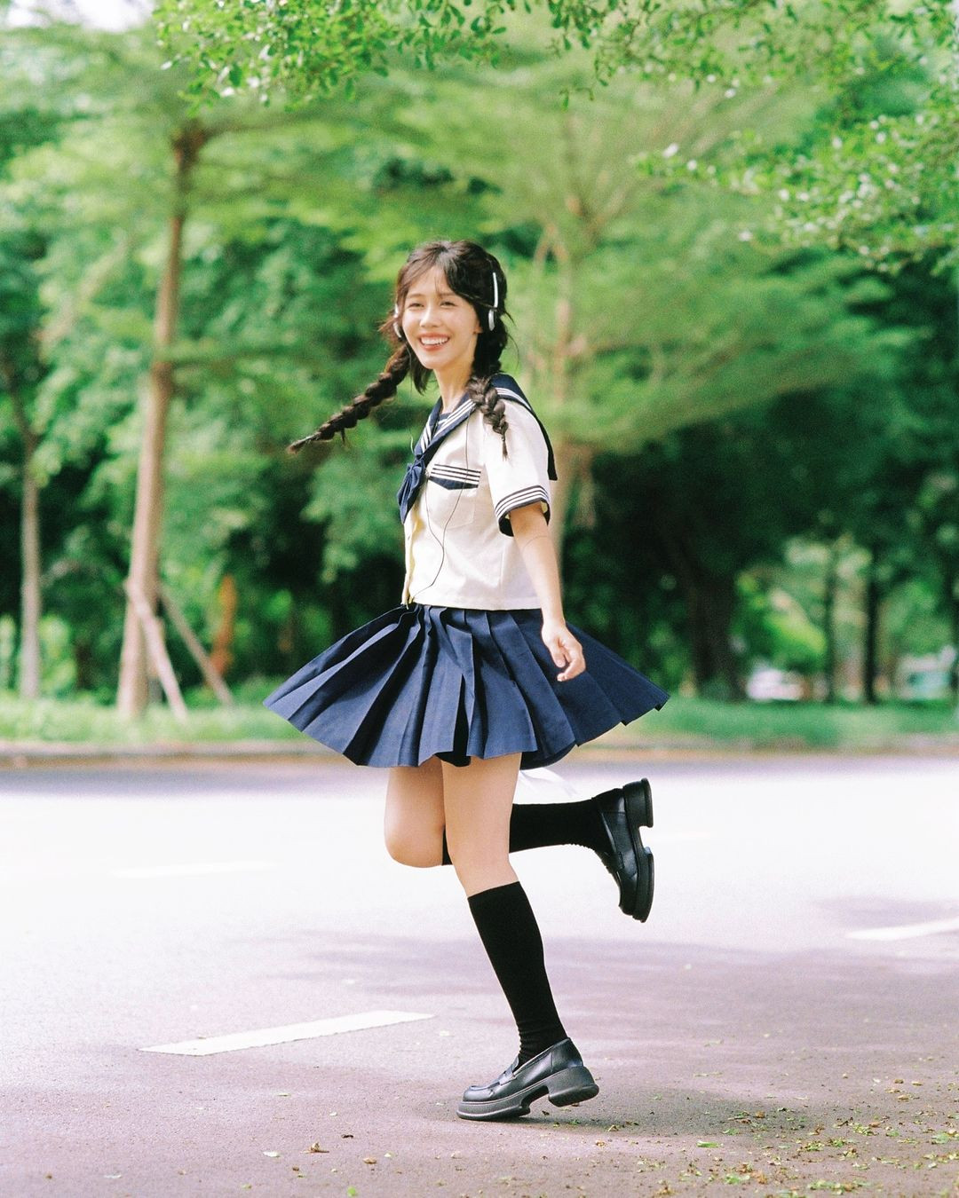 Khán giả đã quen với hình ảnh nhí nhảnh, nhỏ bé của thánh nhạc chế Hậu Hoàng nên khi cô lột xác thành một nàng nữ sinh, nhiều người đã không khỏi cảm thấy bất ngờ.