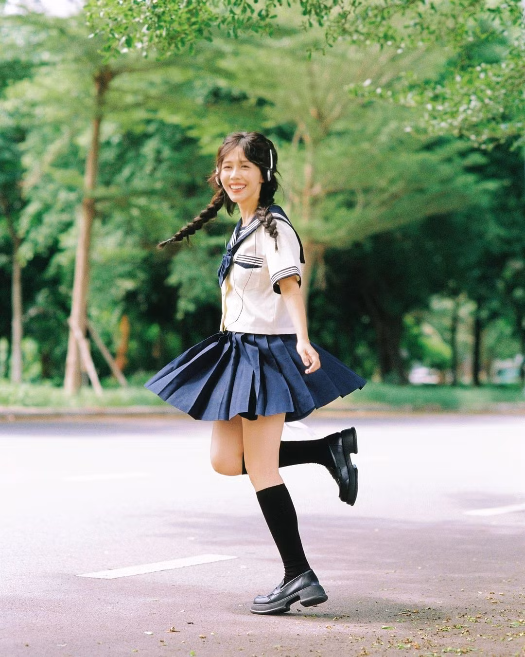 Khán giả đã quen với hình ảnh nhí nhảnh, nhỏ bé của thánh nhạc chế Hậu Hoàng nên khi cô lột xác thành một nàng nữ sinh, nhiều người đã không khỏi cảm thấy bất ngờ.