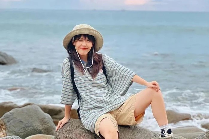 Thời điểm vài năm trước, nhan sắc của Hậu Hoàng không được dân mạng đánh giá cao do cô chưa tìm được đúng phong cách phù hợp với bản thân. Đối tượng khán giả của Hậu Hoàng chủ yếu là học sinh nên cô khá hạn chế đăng tải hình ảnh quyến rũ lên trang cá nhân.