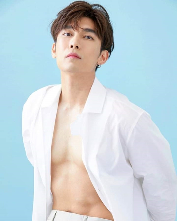 Mew Suppasit Jongcheveevat sinh năm 1991 là mỹ nam nổi đình nổi đám của màn ảnh Thái Lan. Với lối diễn xuất tự nhiên, ngoại hình cực phẩm, anh khiến các fan nữ đứng ngồi không yên mỗi lần xuất hiện.