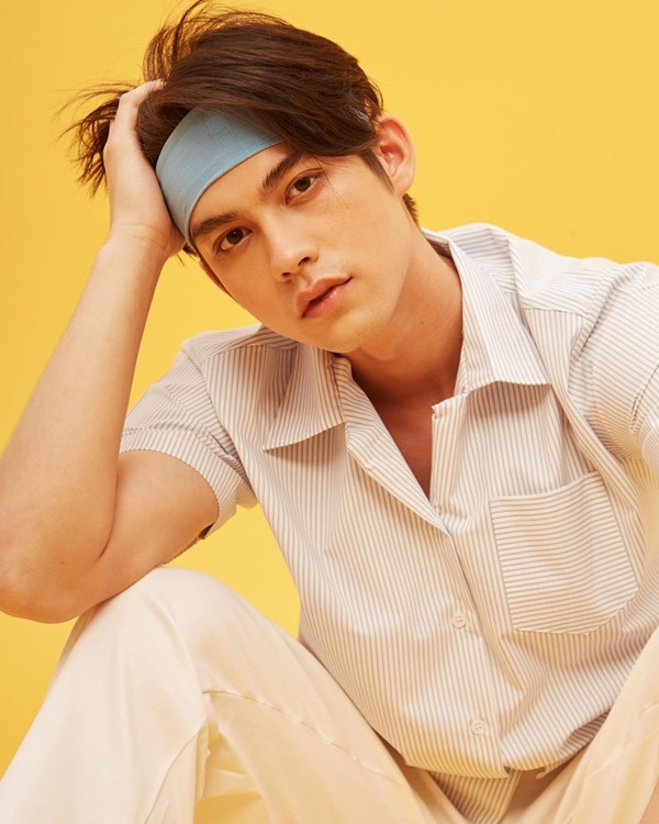 Sinh năm 1997, Bright Vachirawit Chivaaree gia nhập ngành giải trí với tư cách là người dẫn chương trình cho Strawberry Krubdding và xuất hiện trong MV "Gawt Mai Dai" của Bedroom Audtion. Năm 2016, anh ra mắt với tư cách là diễn viên trong bộ phim "Love Say Hey" và đóng vai chính trong bộ phim truyền hình "I Sea U".