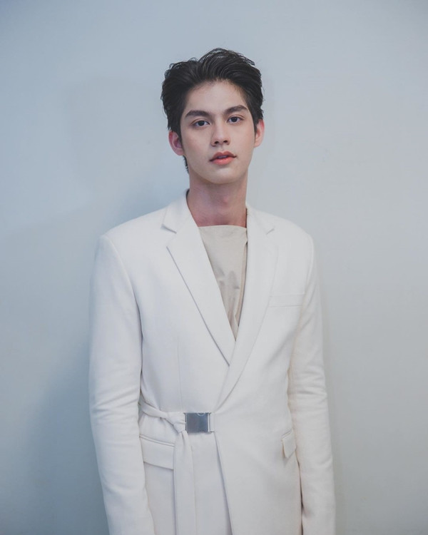 Tuy nhiên chỉ đến khi tham gia vào "2gether the Series", Bright mới vụt sáng thành sao. Phim không chỉ gây sốt trên khắp Thái Lan mà còn nhận được sự yêu mến của khán giả Việt Nam, Trung Quốc và một số nước khác trong khu vực.