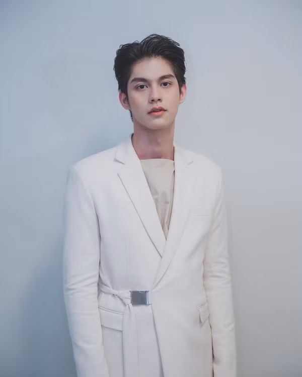 Tuy nhiên chỉ đến khi tham gia vào "2gether the Series", Bright mới vụt sáng thành sao. Phim không chỉ gây sốt trên khắp Thái Lan mà còn nhận được sự yêu mến của khán giả Việt Nam, Trung Quốc và một số nước khác trong khu vực.