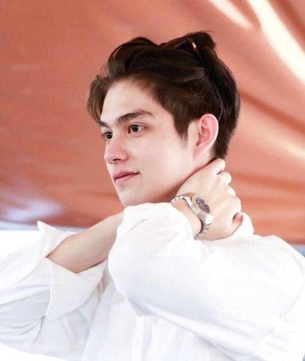 Ngoại hình điển trai với nét đẹp lai và tính cách nhân vật mà anh đảm nhận trong phim chính là yếu tố giúp nam diễn viên thu hút một lượng fans lớn.