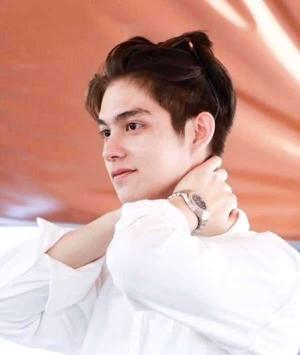 Ngoại hình điển trai với nét đẹp lai và tính cách nhân vật mà anh đảm nhận trong phim chính là yếu tố giúp nam diễn viên thu hút một lượng fans lớn.