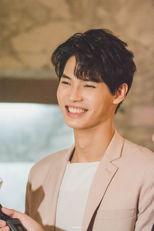 Mỹ nam có nụ cười tỏa nắng này nhận được rất nhiều sự quan tâm của khán giả bao gồm những lời khen ngợi về diễn xuất và ngoại hình điển trai. Win cùng bạn diễn của mình – Bright Vachirawit đang là hai cái tên đang rất “nóng” hiện tại.