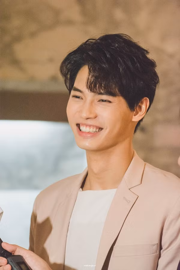 Mỹ nam có nụ cười tỏa nắng này nhận được rất nhiều sự quan tâm của khán giả bao gồm những lời khen ngợi về diễn xuất và ngoại hình điển trai. Win cùng bạn diễn của mình – Bright Vachirawit đang là hai cái tên đang rất “nóng” hiện tại.