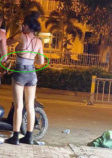 Thay vì vòng eo con kiến 49cm như Ngân 98 đã khoe trước đó, hot girl Bình Định lúc này xuất hiện với vòng eo phúng phính, khác hoàn toàn so với những gì được đăng tải trên trang cá nhân.