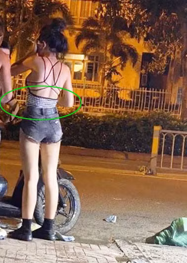 Thay vì vòng eo con kiến 49cm như Ngân 98 đã khoe trước đó, hot girl Bình Định lúc này xuất hiện với vòng eo phúng phính, khác hoàn toàn so với những gì được đăng tải trên trang cá nhân.