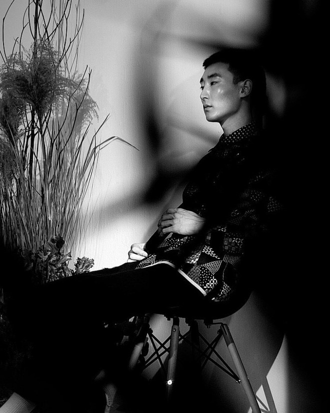 Lợi thế của Kim Ok là gương mặt chuẩn thanh niên bad boy, vừa sắc nét lại có chút lạnh lùng cánh chị em nhìn là phát mê.