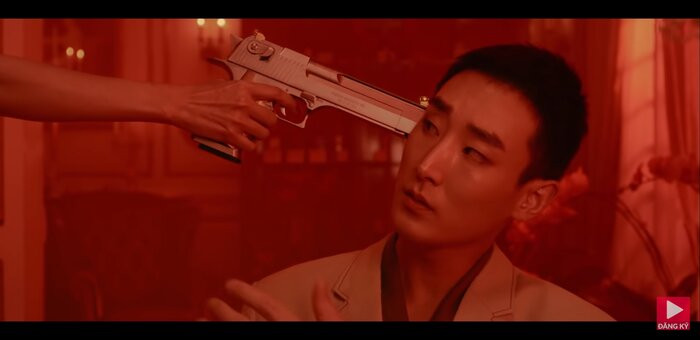 Điểm đáng chú ý nhất trong MV Một cú lừa là sự xuất hiện của anh chàng bad boy giáng một cú lừa hoàn hảo dành cho Bích Phương. Không phụ lòng mong đợi của dân mạng, anh chàng nam chính này sở hữu ngoại hình cực chuẩn cùng gương mặt đẹp không tì vết.