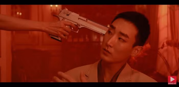 Điểm đáng chú ý nhất trong MV Một cú lừa là sự xuất hiện của anh chàng bad boy giáng một cú lừa hoàn hảo dành cho Bích Phương. Không phụ lòng mong đợi của dân mạng, anh chàng nam chính này sở hữu ngoại hình cực chuẩn cùng gương mặt đẹp không tì vết.