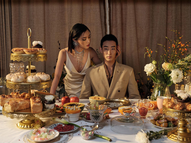 Xuất hiện bên cạnh Bích Phương trong MV mới, Kim Ok đã gây sức hút lớn cho người xem bởi lợi thế ngoại hình và khuôn mặt lạnh lùng.