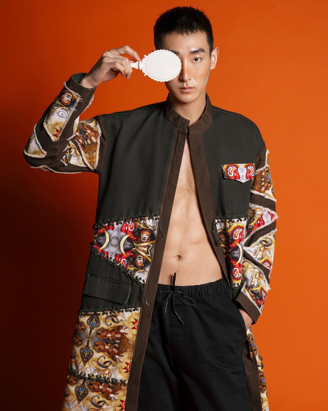 Được biết, Kim Ok cũng từng xuất hiện trên tạp chí thời trang như L'Officiel Vietnam, và anh chàng này cũng thường xuyên hợp tác với các hãng thời trang nổi tiếng như Hermes.