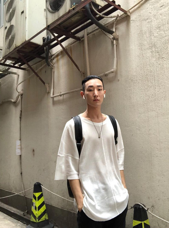 Phong cách thời trang đời thường của hot boy này cũng đáng chú ý với những trang phục cá tính.