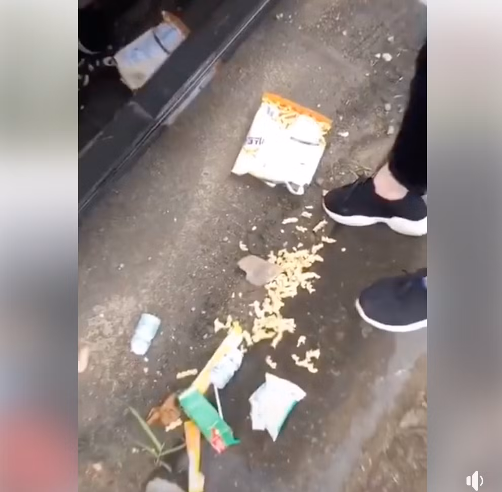 Nu tai xe xa rac bua bai, dan mang buc xuc: 