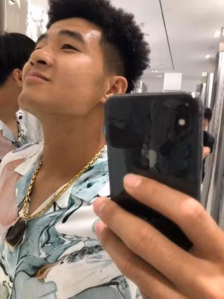 Đức Chinh, người sút bay 350 tỷ của U22 Brunei vui sướng chụp ảnh cùng chiếc áo hoa hoè mới, thêm mái tóc mì tôm và nước da đen khiến anh chàng trông như đến từ Hawaii.