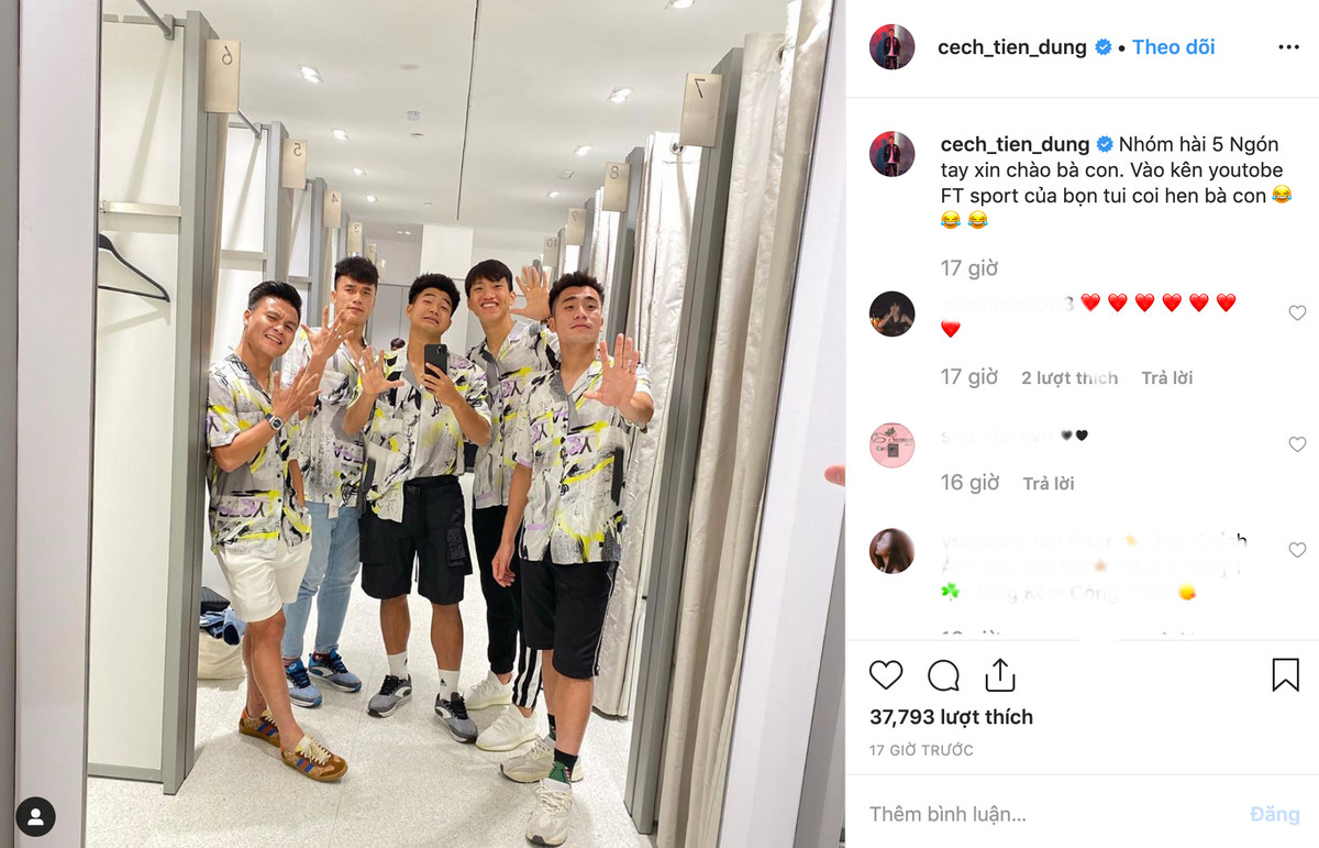 Trên trang Instagram cá nhân của mình, thủ thành của U22 Việt Nam cho biết anh cùng Quang Hải, Tiến Dụng, Văn Hậu và Đức Chinh tạo thành một nhóm hài có tên "5 ngón tay".