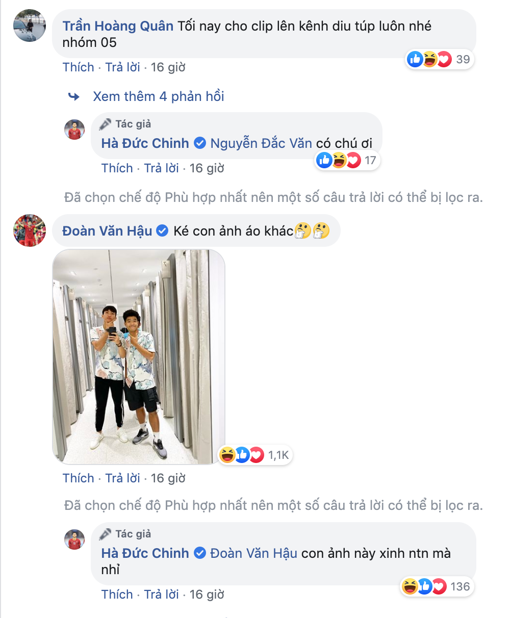 Trên trang Facebook của Hà Đức Chinh mới đây đăng tải hình ảnh anh cùng nhóm cầu thủ U22 Việt Nam tới một trung tâm thương mại ở Philippines săn hàng sale. Ngay lập tức, bức ảnh nhận được sự quan tâm của người hâm mộ.