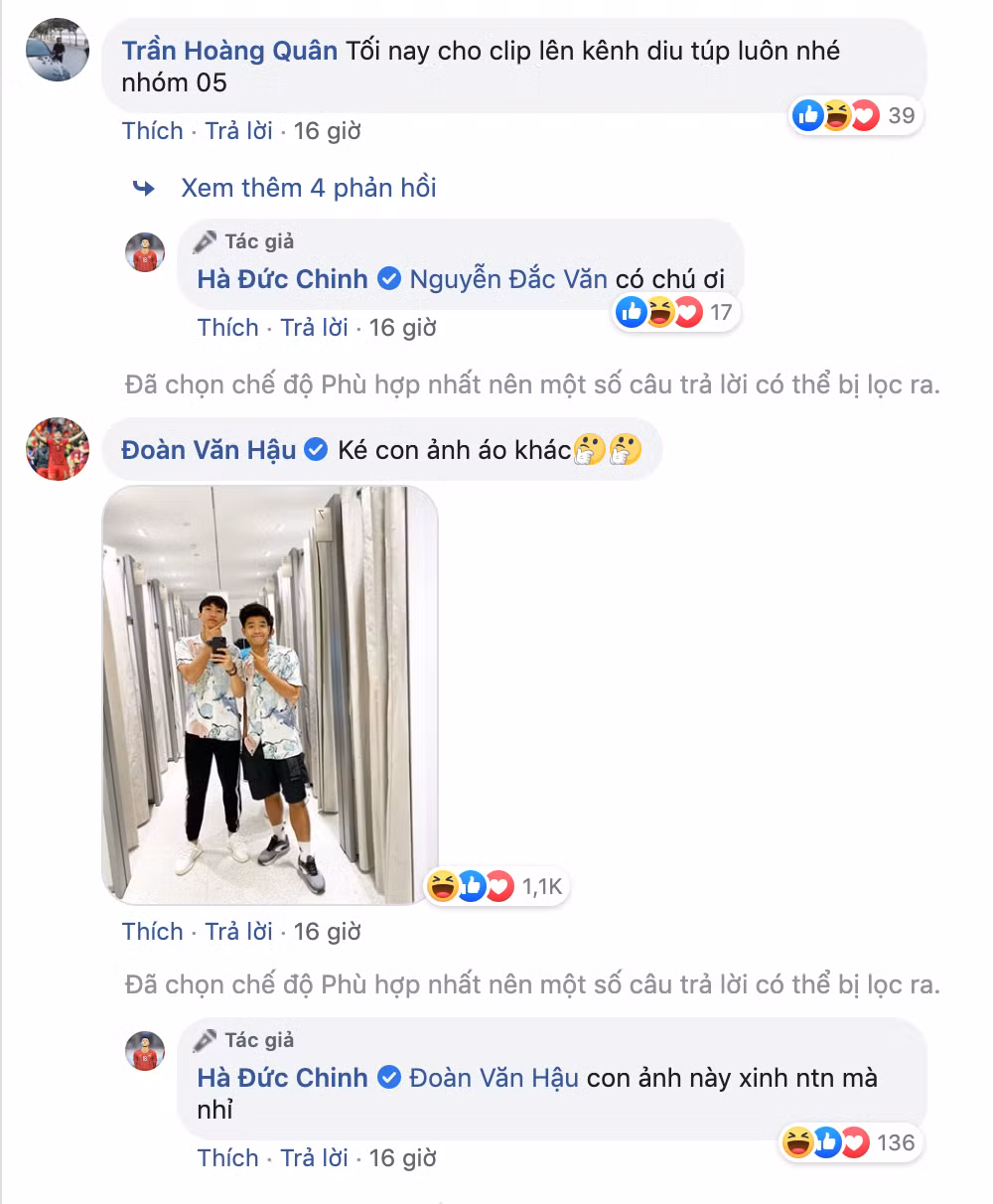 Trên trang Facebook của Hà Đức Chinh mới đây đăng tải hình ảnh anh cùng nhóm cầu thủ U22 Việt Nam tới một trung tâm thương mại ở Philippines săn hàng sale. Ngay lập tức, bức ảnh nhận được sự quan tâm của người hâm mộ.