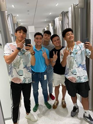 Văn Hậu và Đức Chinh thích thú diện áo đôi trong khi Bùi Tiến Dụng tranh thủ thử một chiếc quần jean mới.